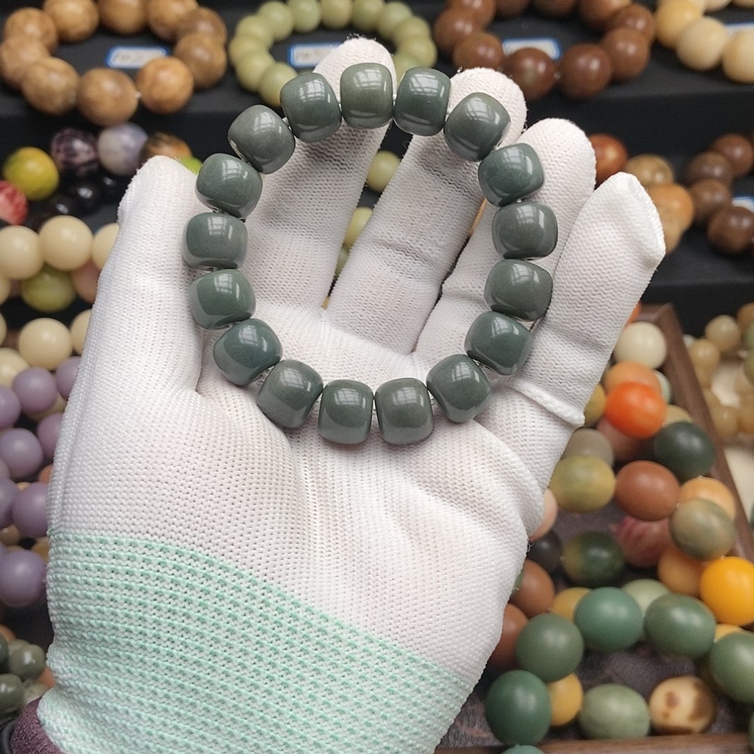 吊坠菩提根/象牙果13mm帝王绿