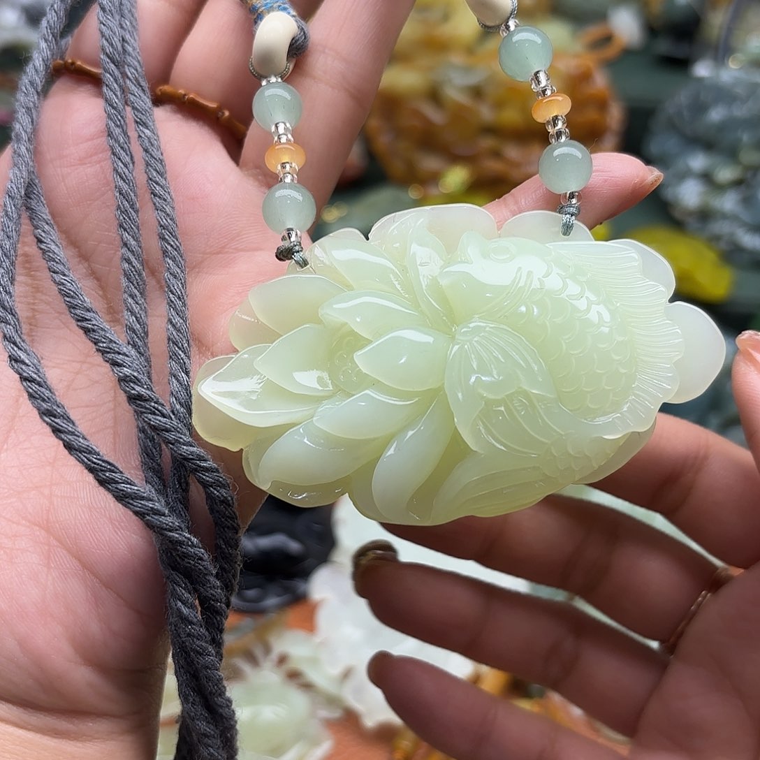 蛇纹石玉未镶嵌颈饰