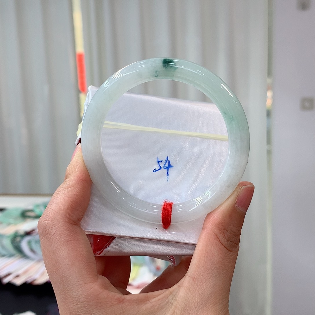 翡翠手镯未镶嵌翡翠