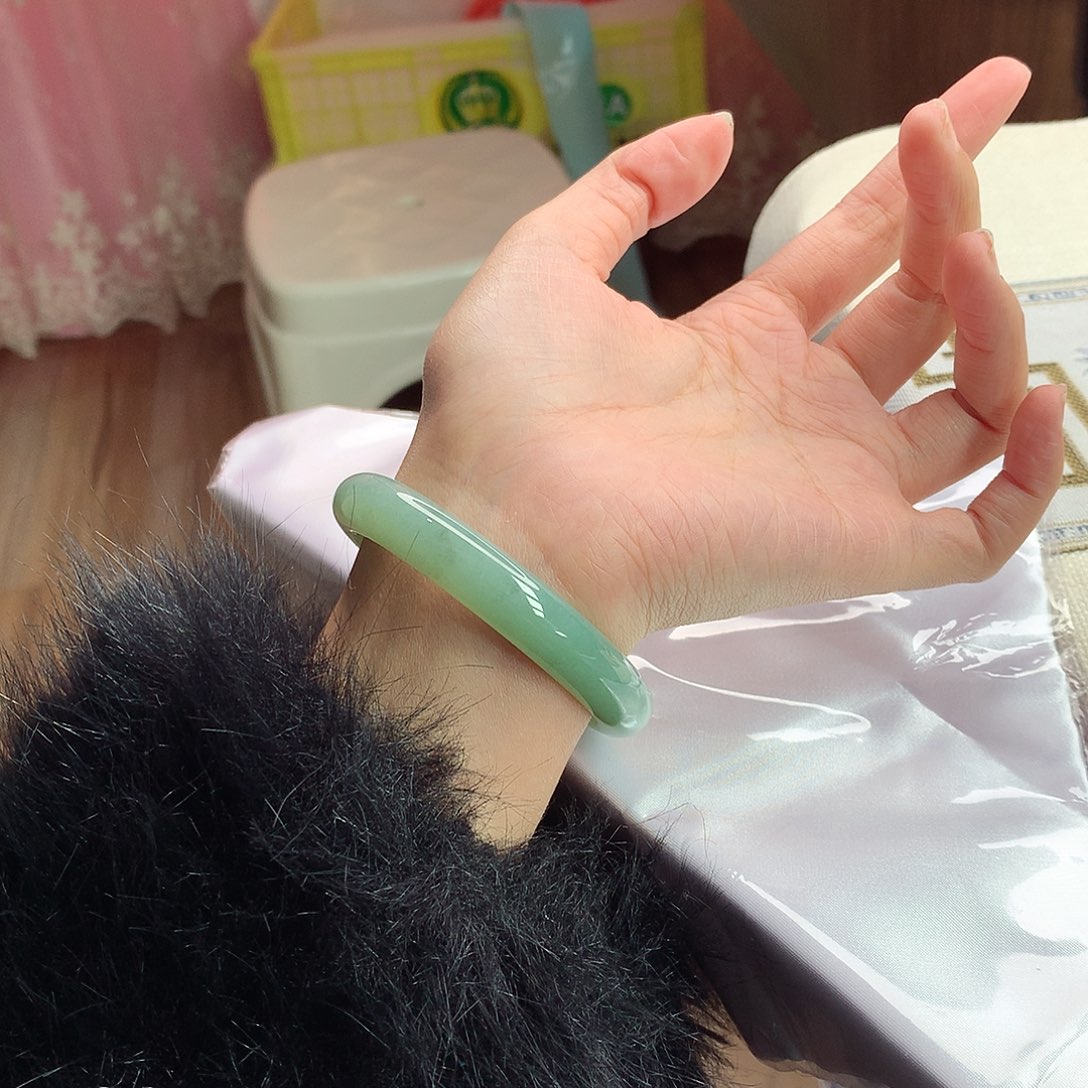 翡翠手镯未镶嵌55圈