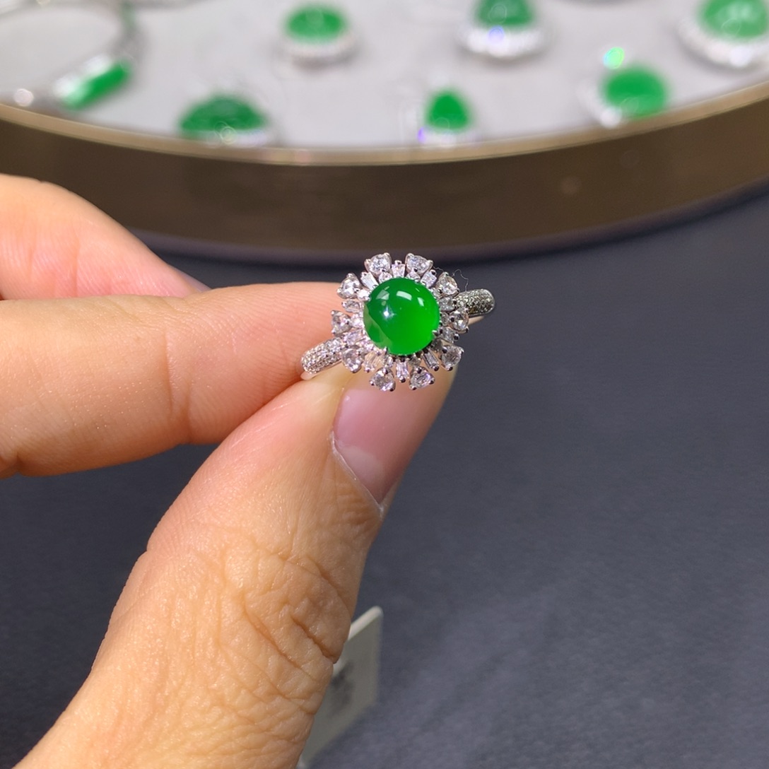 翡翠戒指18K金镶嵌翡翠