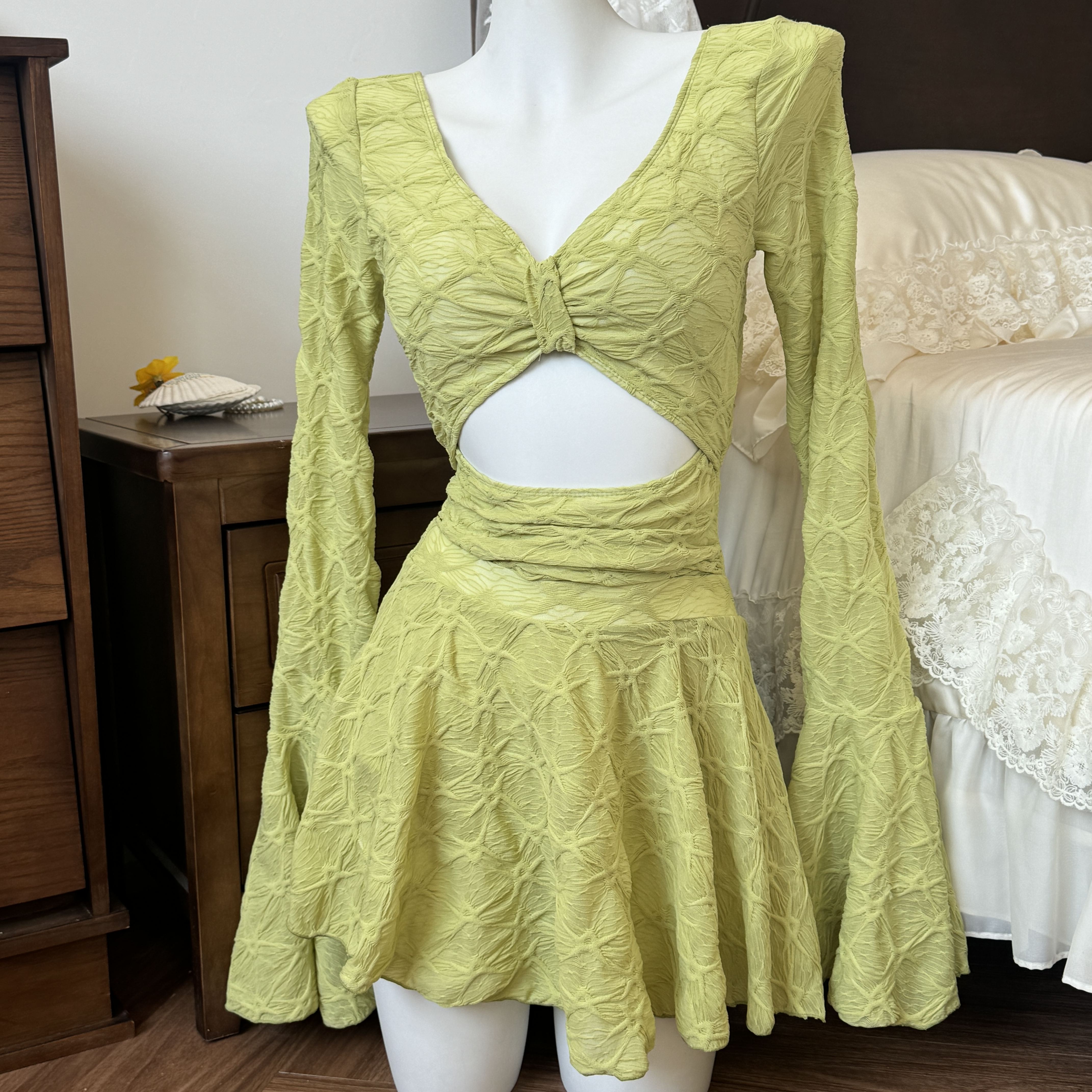 【青苹果】显白连体泳衣两件套长袖镂空保守温泉海边度假泳装5146