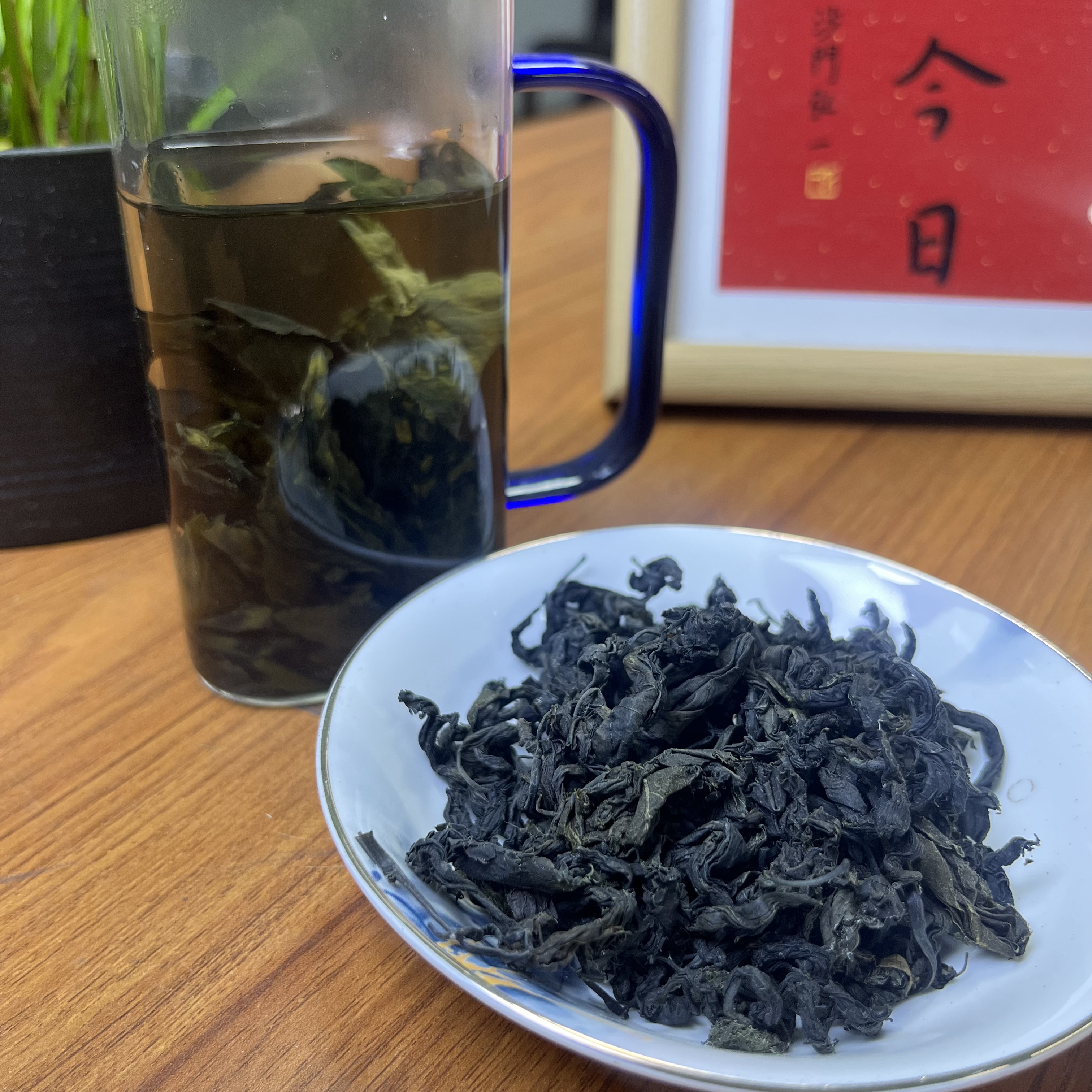 杜仲叶茶 秦岭杜仲应季采摘嫩叶炒制
