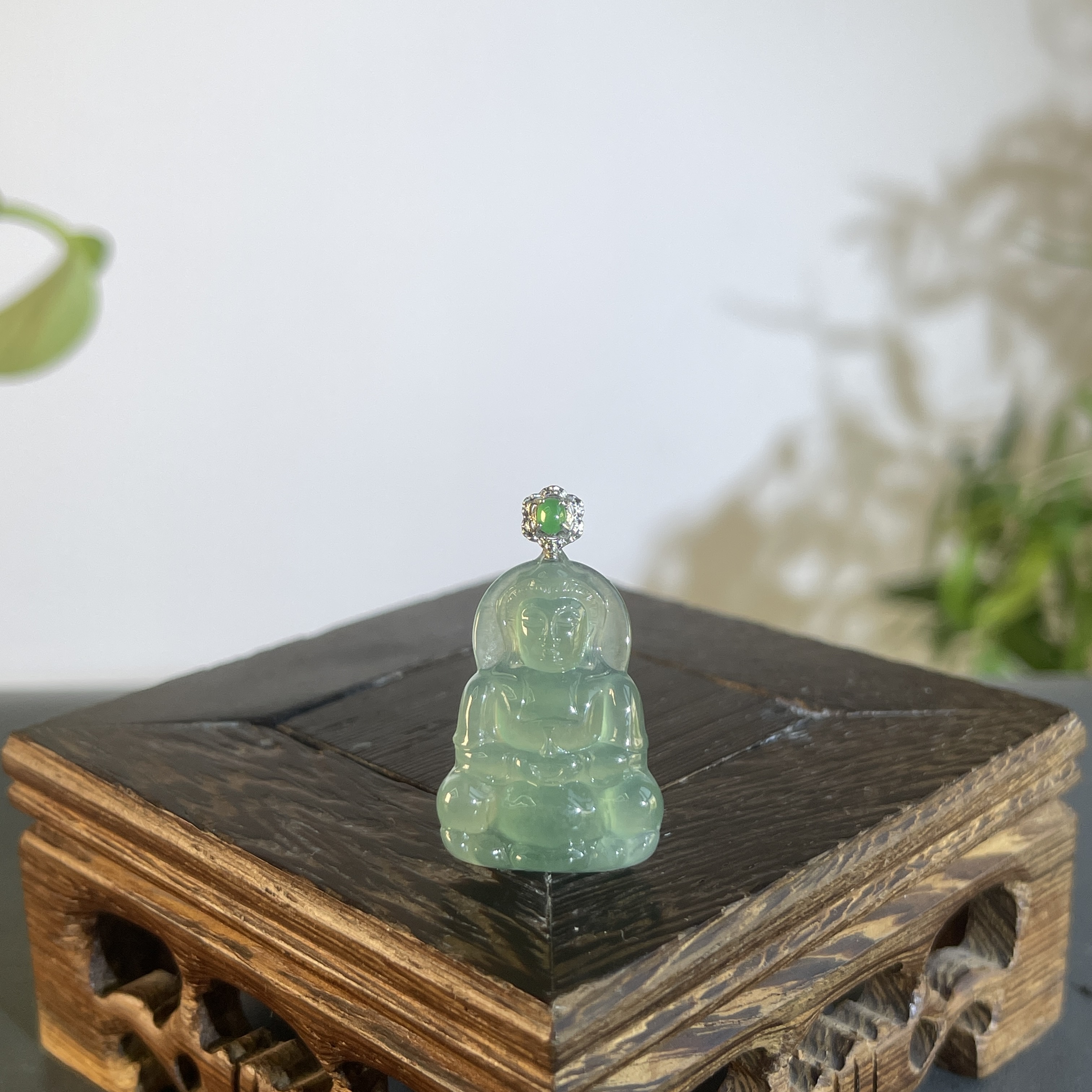 JTB07-102  天然缅甸A货翡翠 18K钻扣正装观音