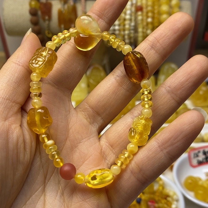 天****蜜蜡未镶嵌裸石瑕疵，有内裂