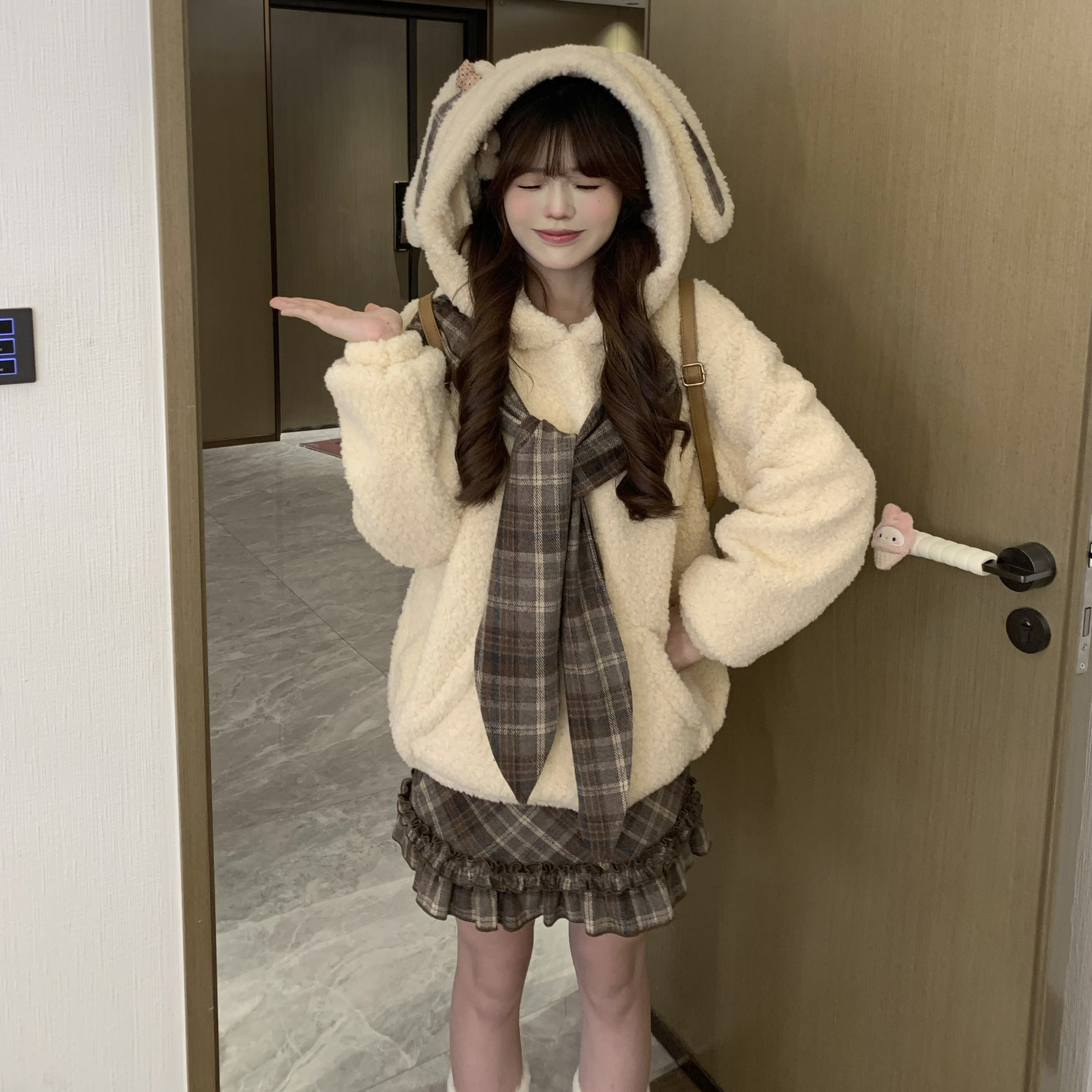 桔梗house 杏仁可可 甜美风连帽毛绒加厚外套女冬季棕格撞色围巾
