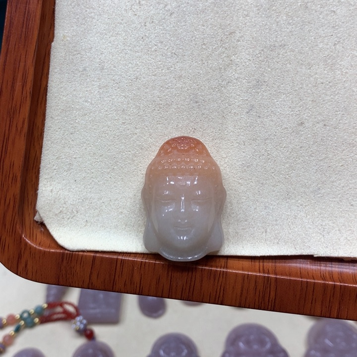 石英质玉颈饰合金