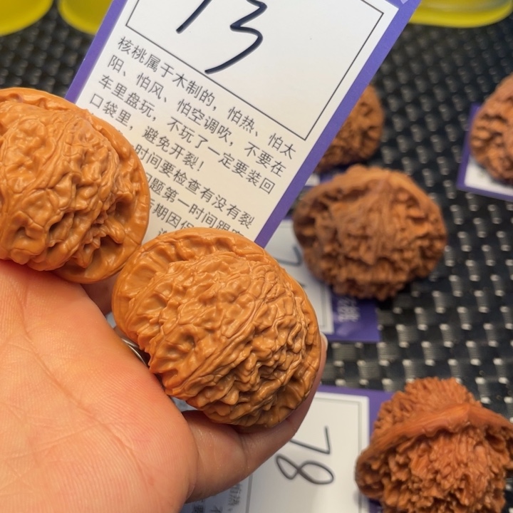 桃核把件45狮子头73。。。。。。。。