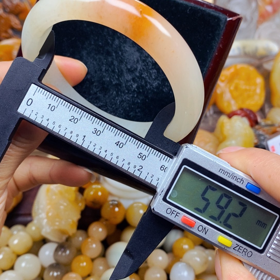 石英质玉（黄龙玉）未镶嵌颈饰