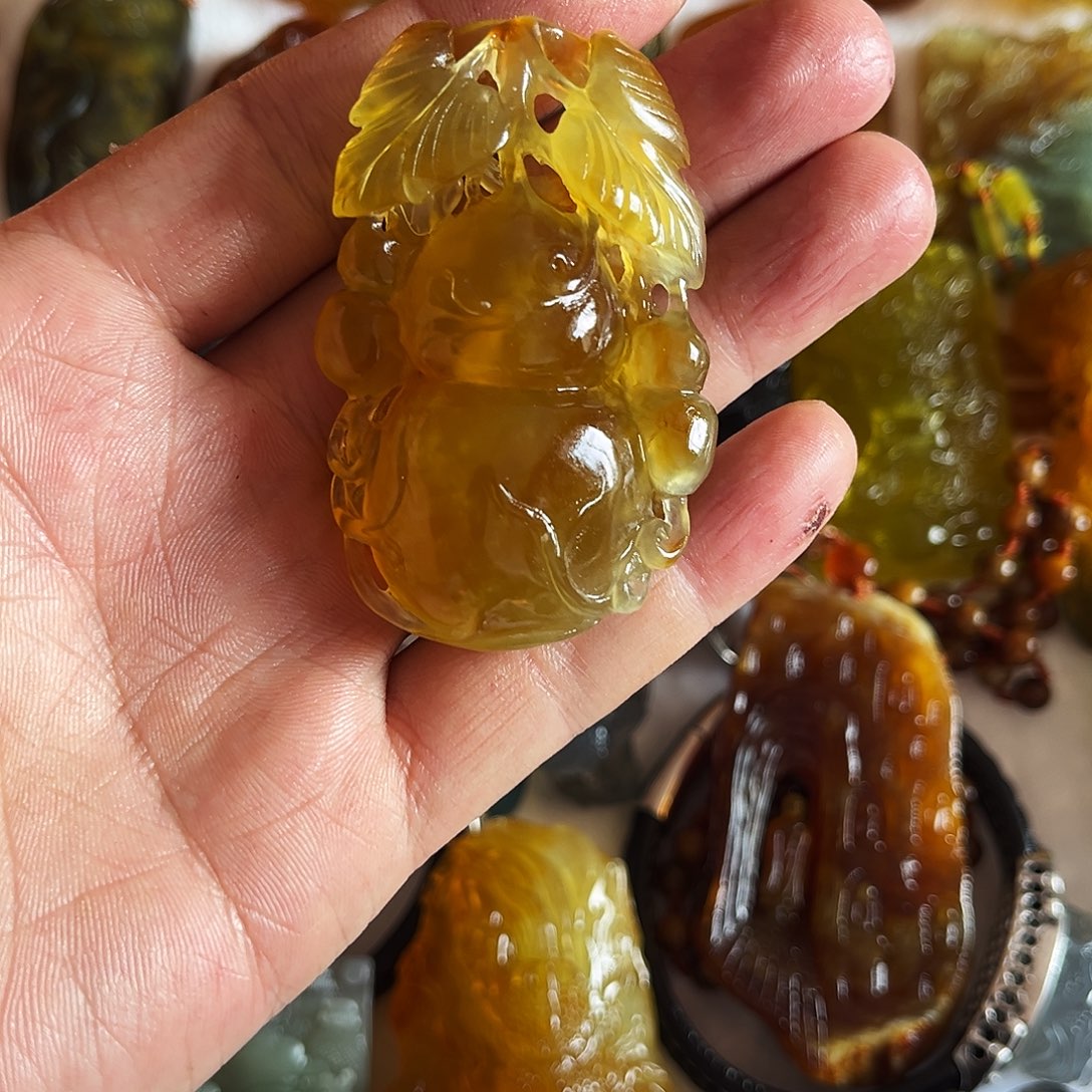 蛇纹石玉颈饰未镶嵌