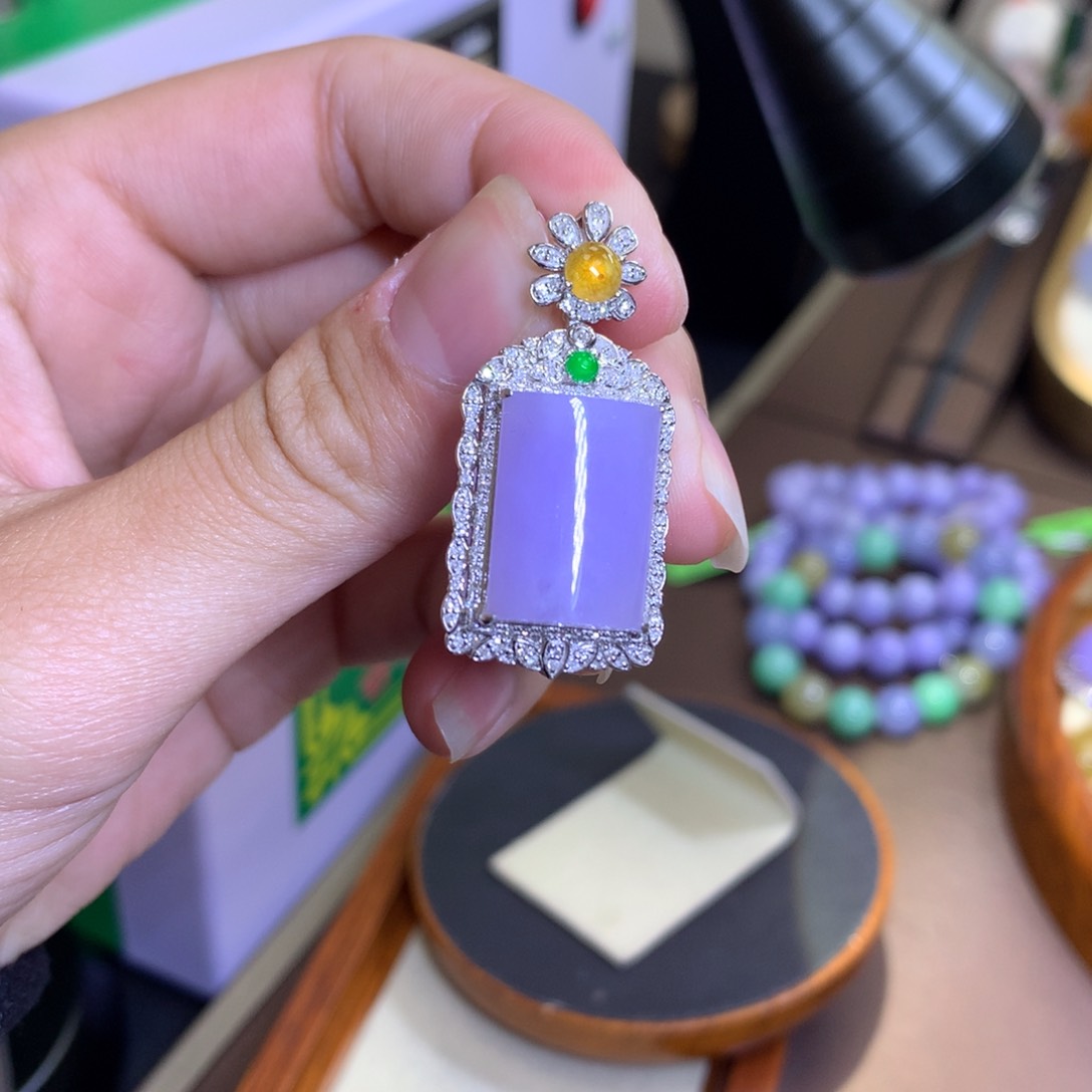 翡翠18K金镶嵌颈饰翡翠