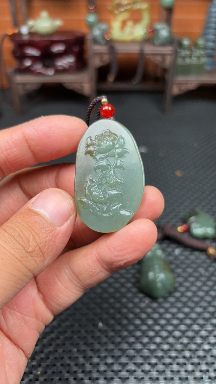 保真和田玉荷塘月色时尚吊坠百搭精雕拍一发一手工精致气质