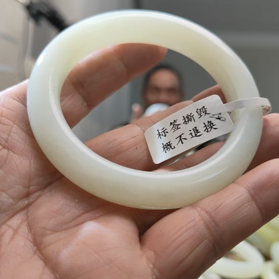 J***e和田玉未镶嵌手镯