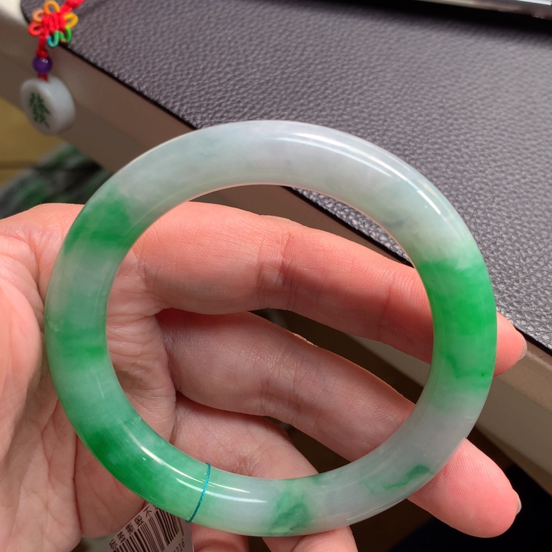 翡翠手镯未镶嵌缅甸