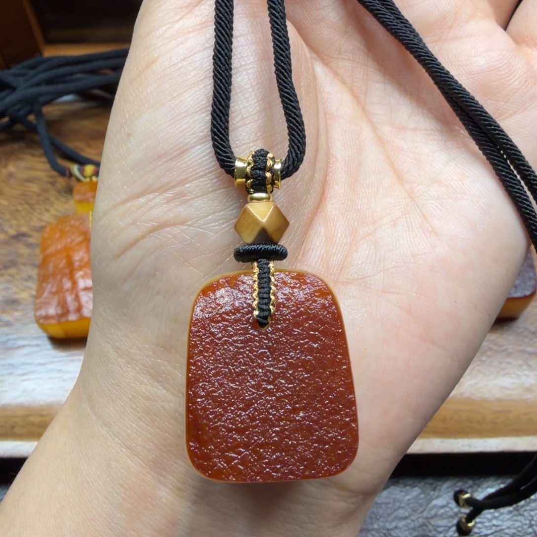 琥珀未镶嵌吊坠(赠链)