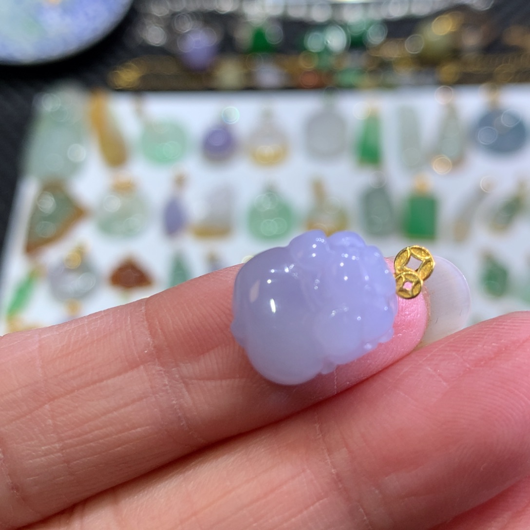 翡翠颈饰18K金镶嵌翡翠吊坠的未镶嵌