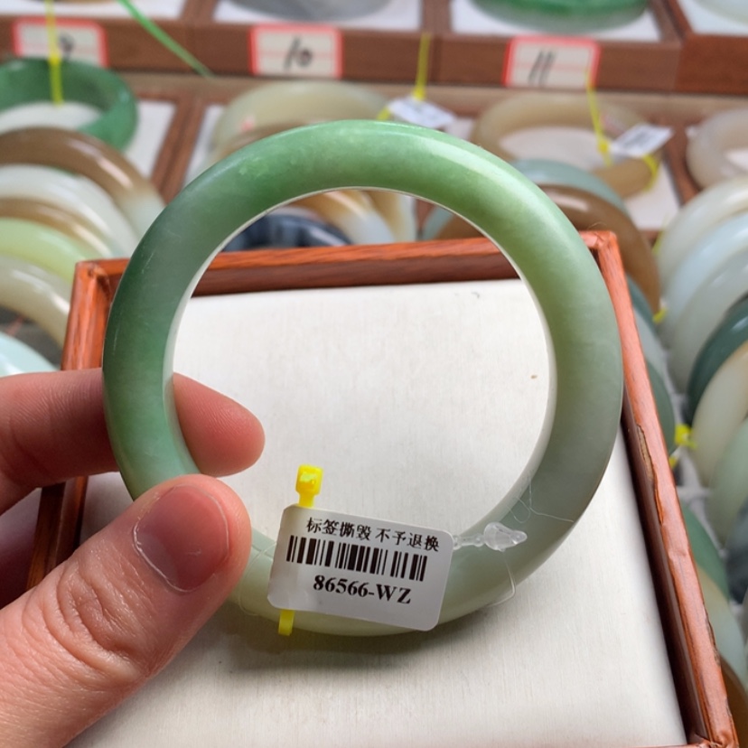 【闪购商品】和田玉手镯未镶嵌56