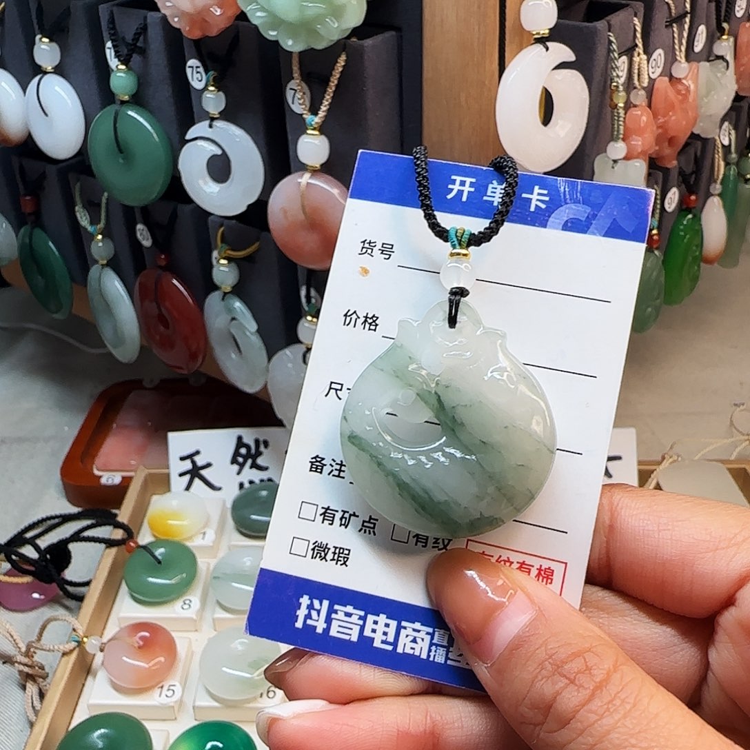 瘸****石英质玉未镶嵌颈饰