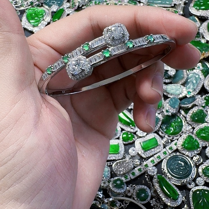 翡翠颈饰未镶嵌天然A货翡翠放漏