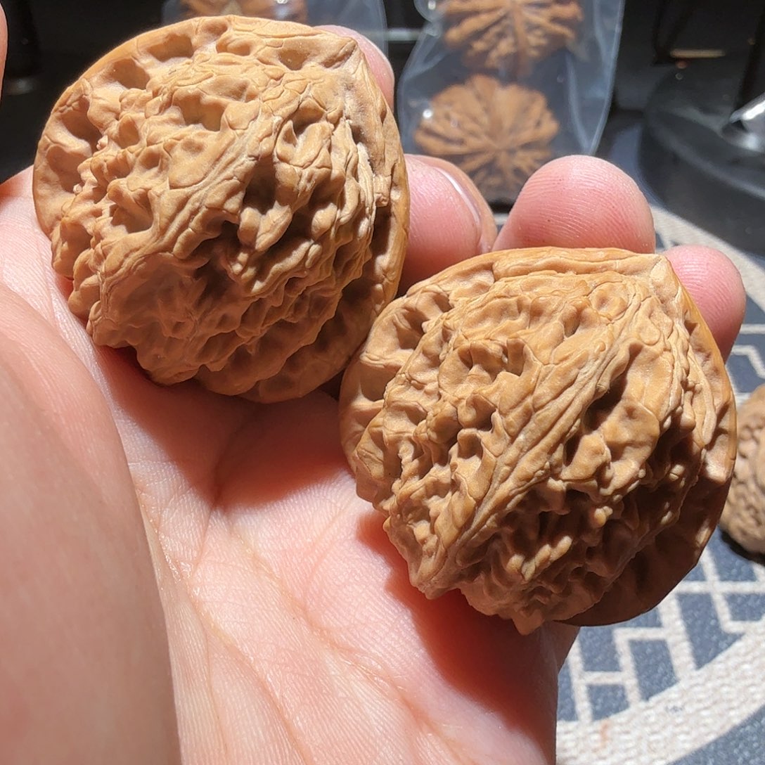 文玩核桃把件三角白狮子