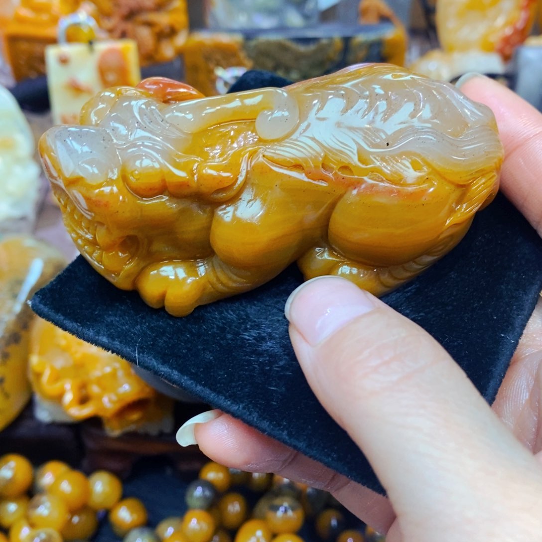 未镶嵌石英质玉（黄龙玉）颈饰