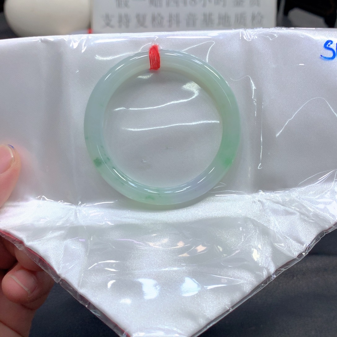 翡翠手镯未镶嵌翡翠手镯