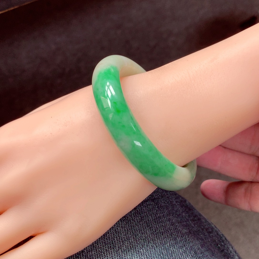 翡翠手镯未镶嵌缅甸