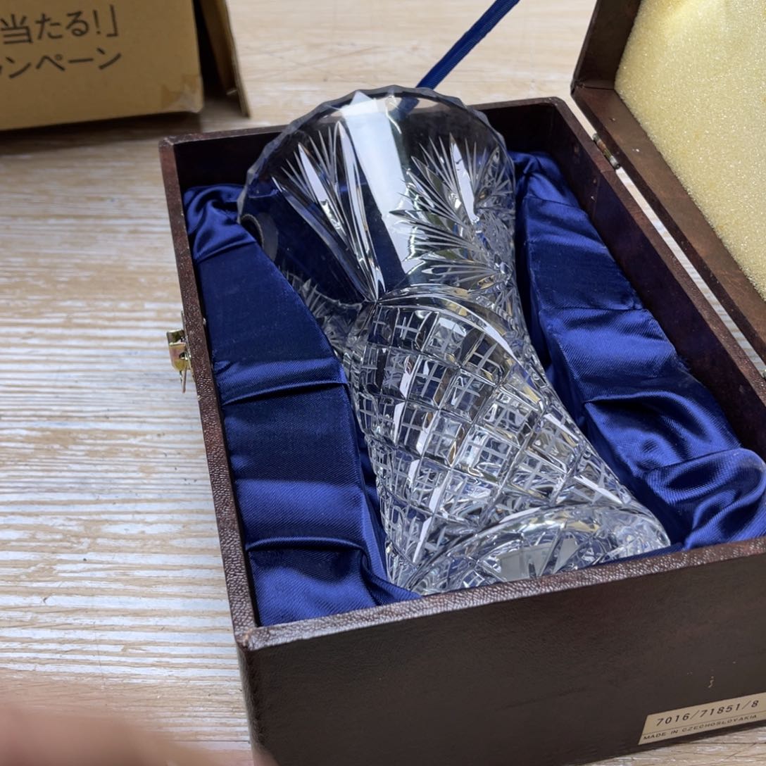 瓷片密密麻麻地排列在一起