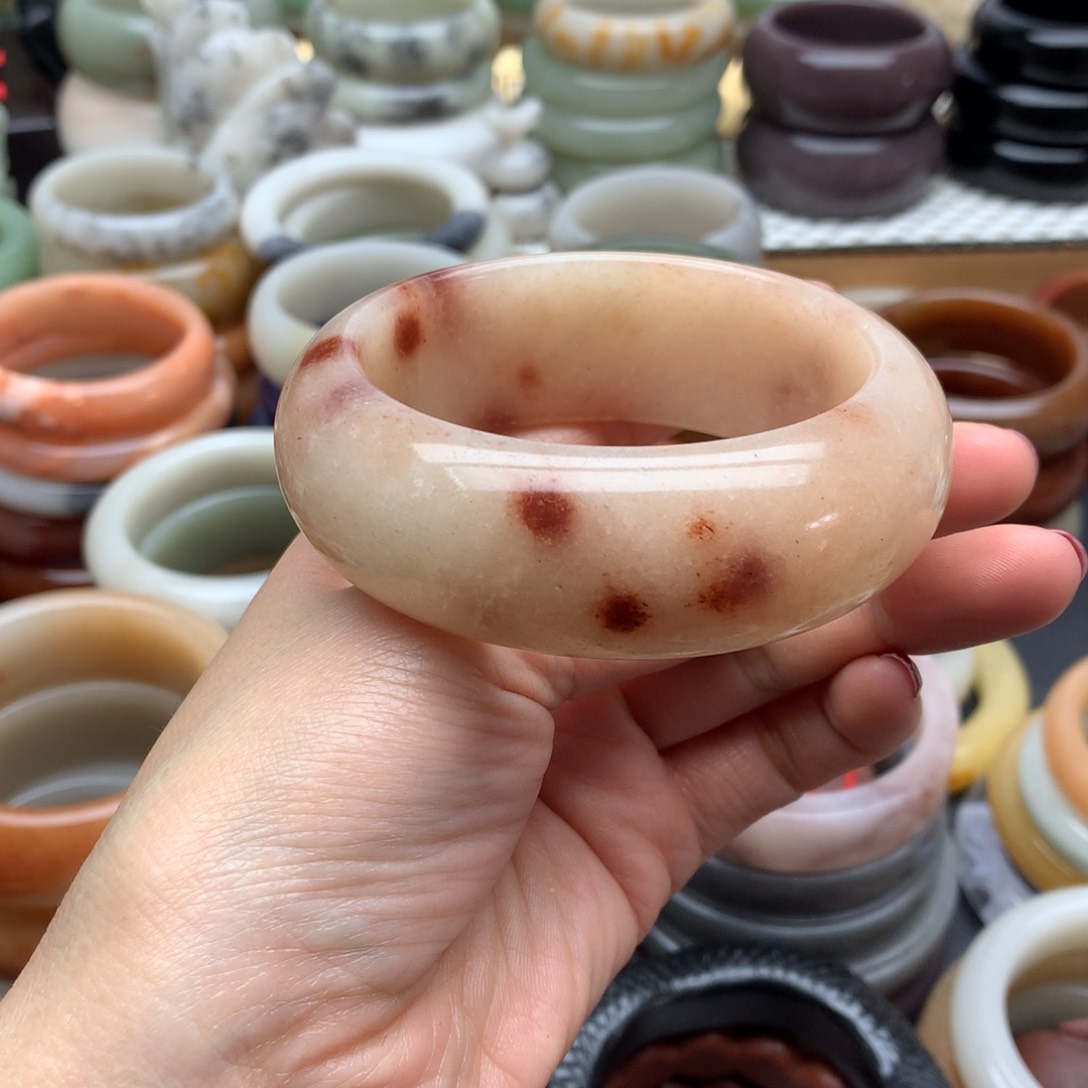 石英质玉手镯未镶嵌灰****?