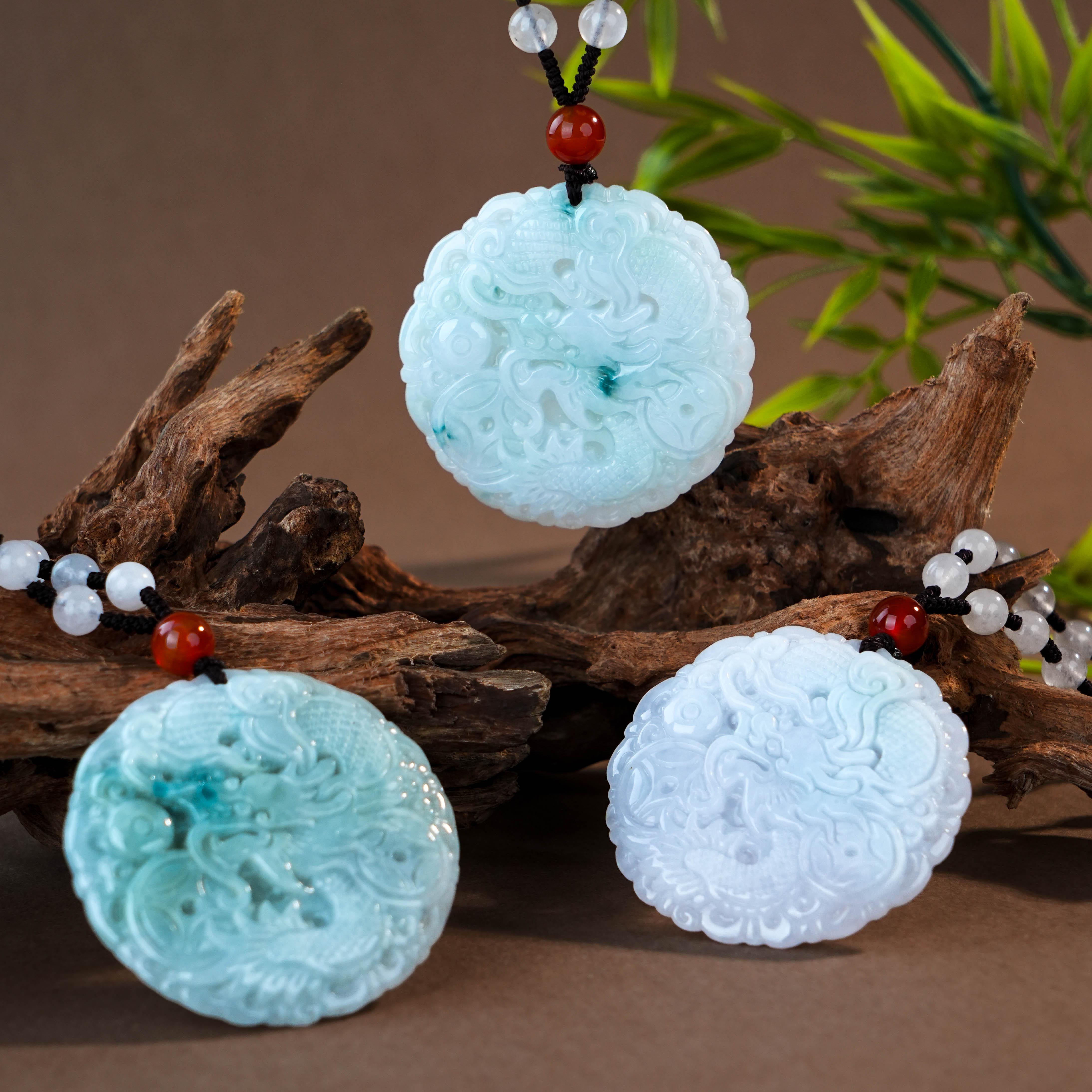 Y-540 圆形天然翡翠龙牌吊坠 糯带冰微飘绿  多样性发其一