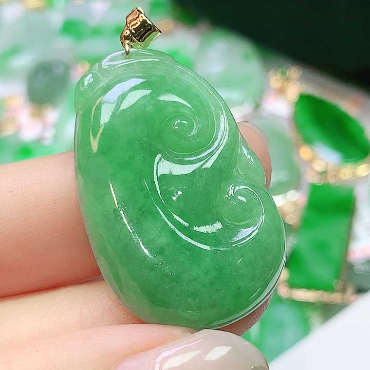 翡翠未镶嵌颈饰多样性发其一