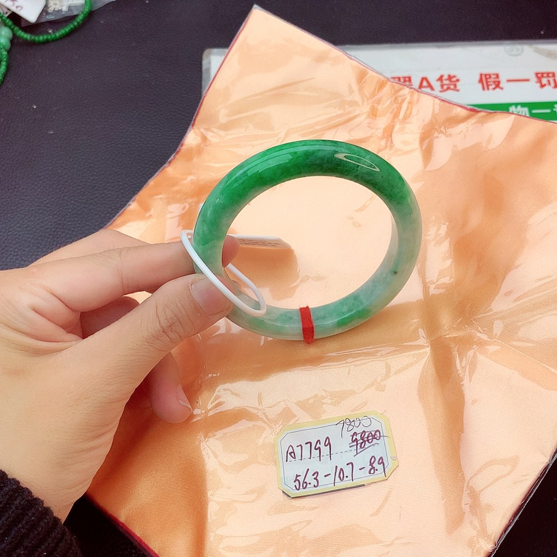 翡翠手镯未镶嵌翡翠