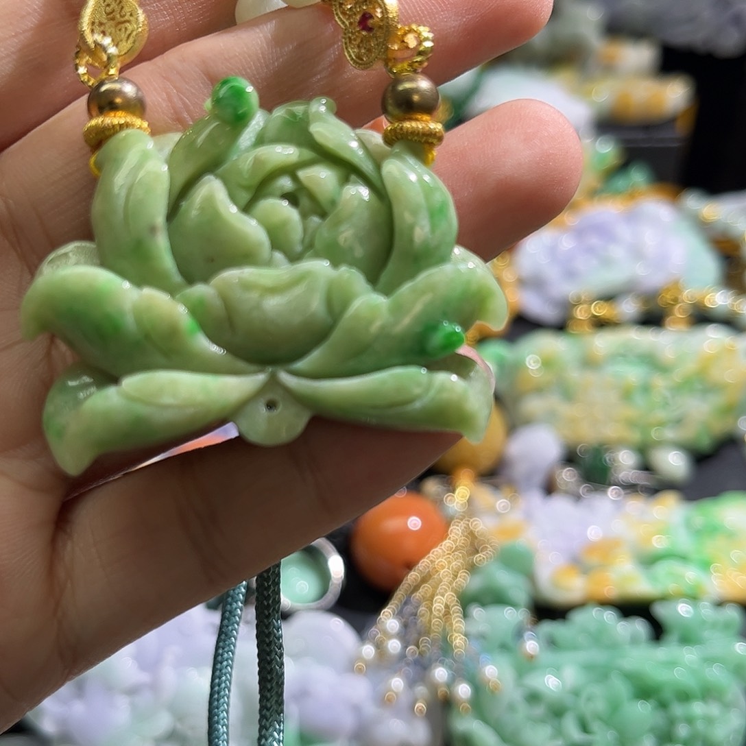 翡翠未镶嵌颈饰待编织