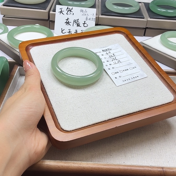瓶***子石英质玉未镶嵌手镯