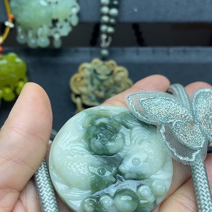 未镶嵌蛇纹石玉颈饰荔**?