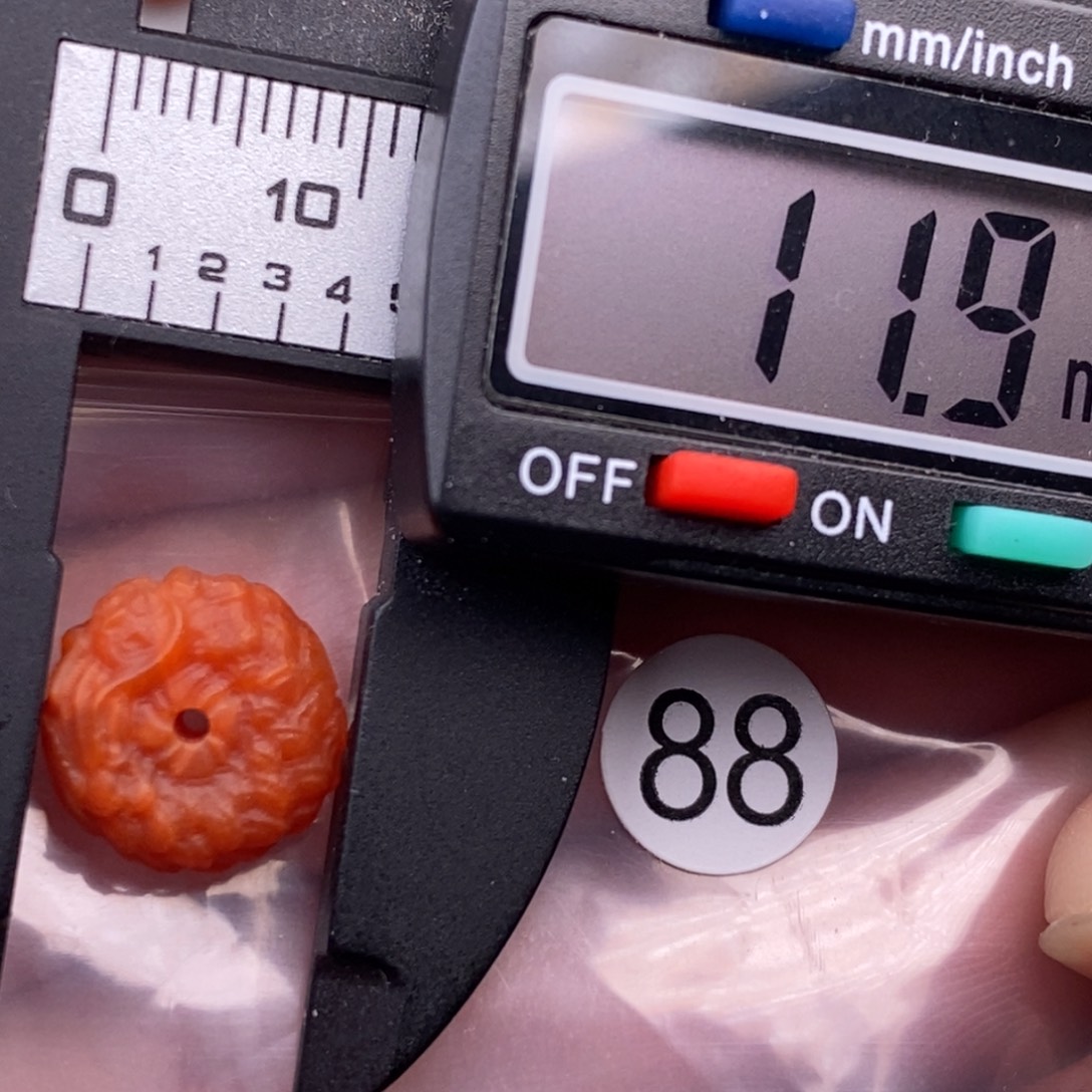 南红玛瑙未镶嵌配饰有瑕疵