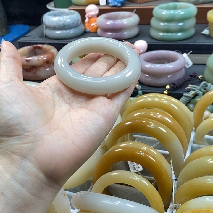 未镶嵌手镯石英岩玉