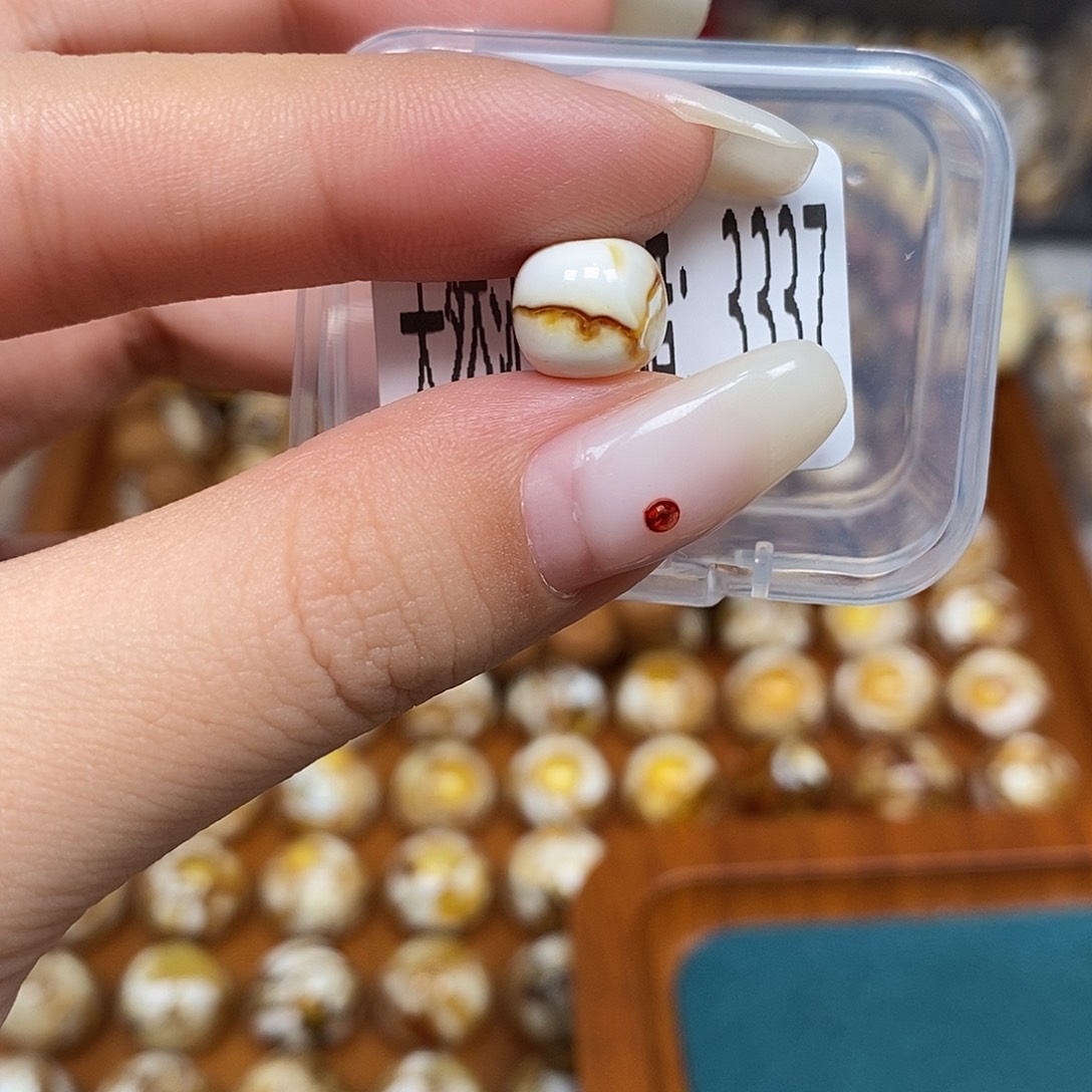 蜜蜡未镶嵌珠宝奇石3337