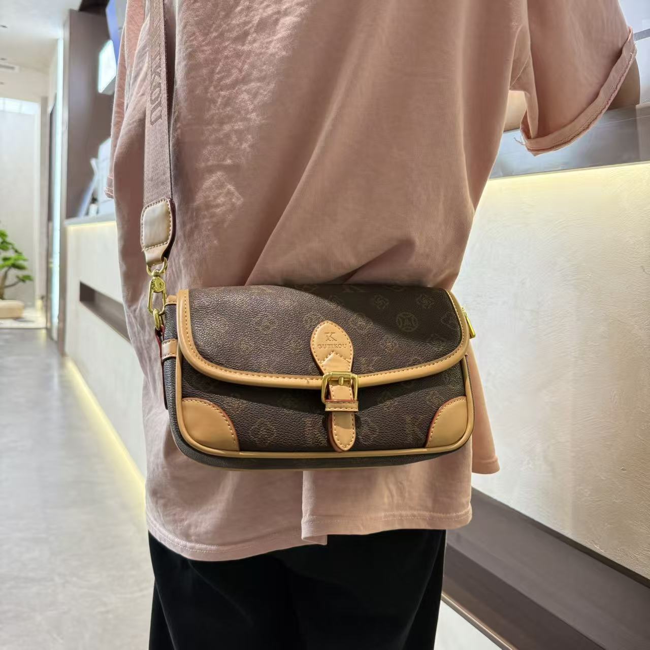 拉链暗袋单肩斜挎包斜跨包轻奢法棍包腋下肩包高品质潮流1001号