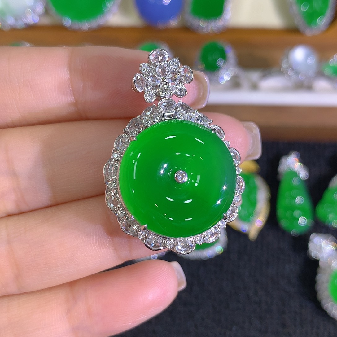 翡翠18K金镶嵌颈饰平安扣