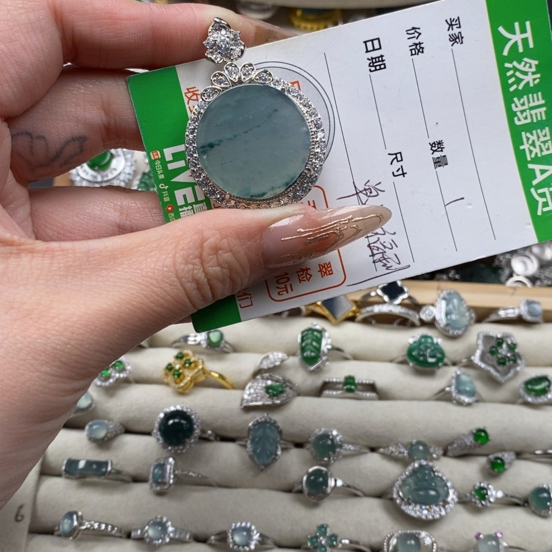 翡翠颈饰未镶嵌翡翠