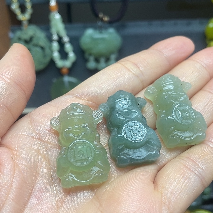 未镶嵌蛇纹石玉颈饰云**曜