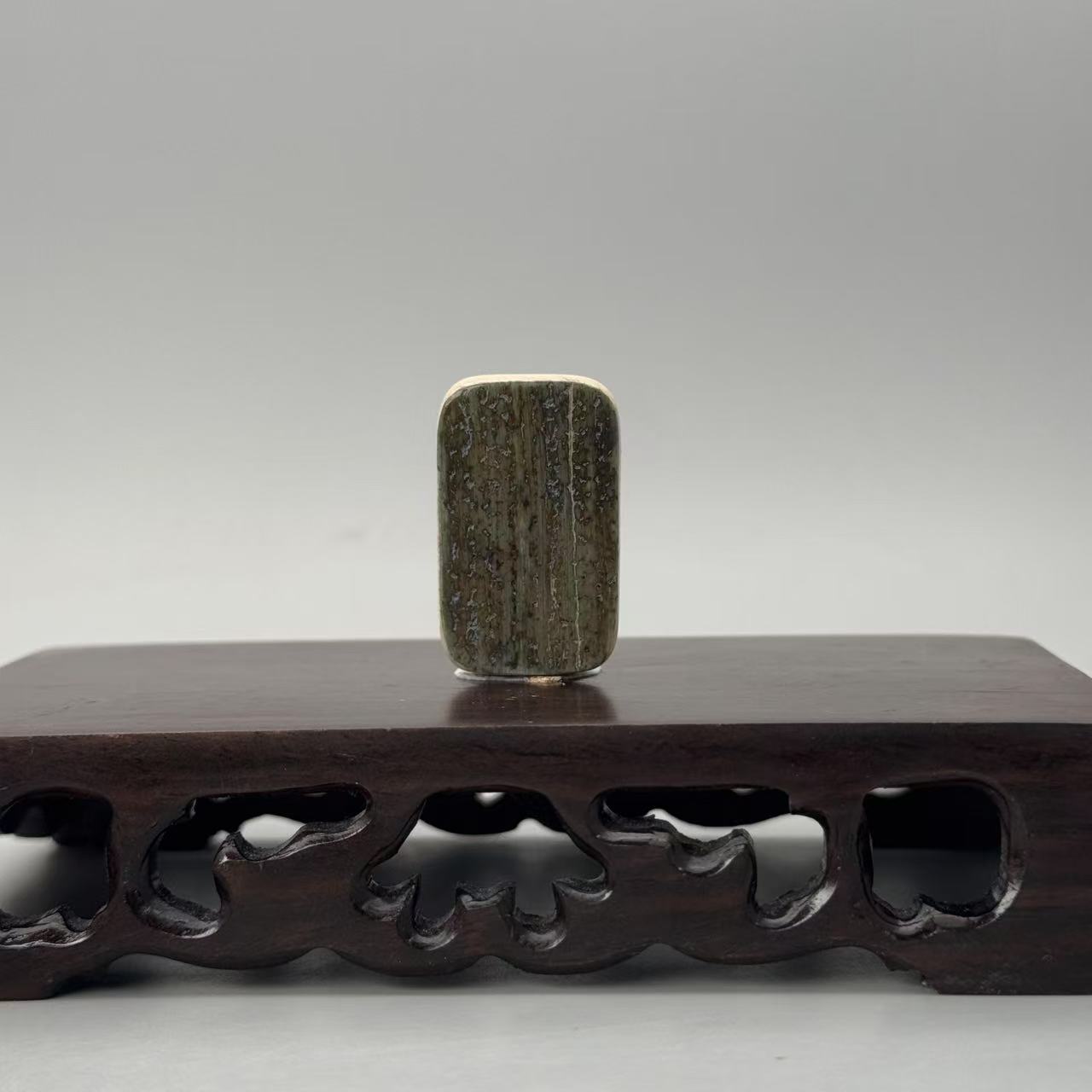 DEZHI/德志34*21*7mm8.2g无事牌吊坠天然猛犸牙C232