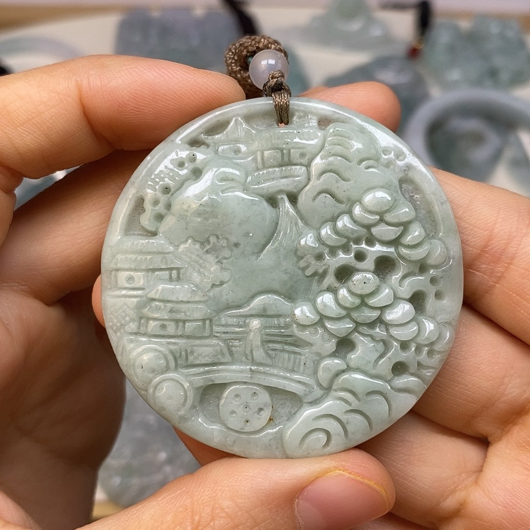 翡翠未镶嵌颈饰山水