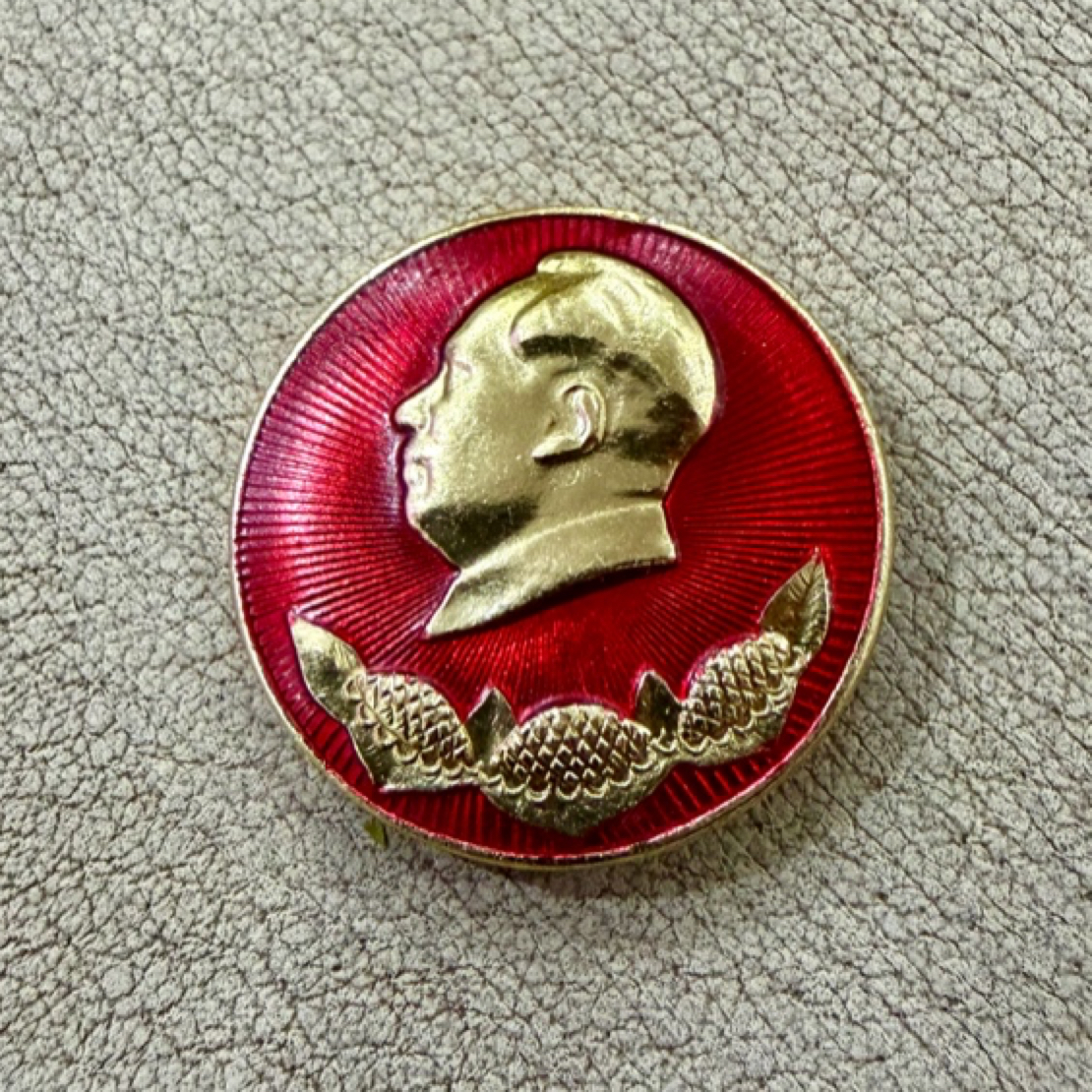 三葵花小章 尺寸2.5厘米，适合配戴 原包装库存品 