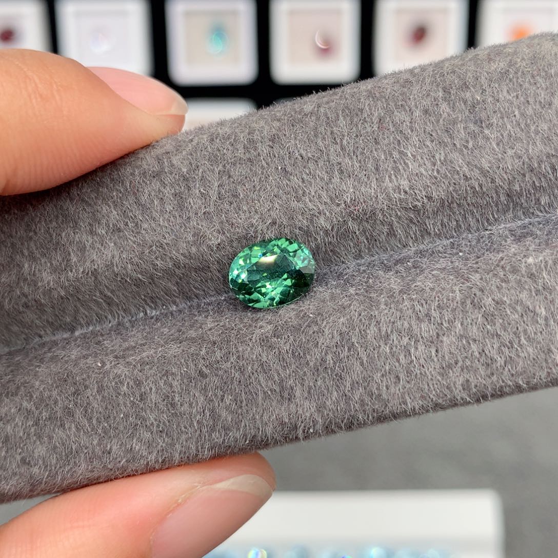 裸石碧玺未镶嵌1.76克拉孔雀绿