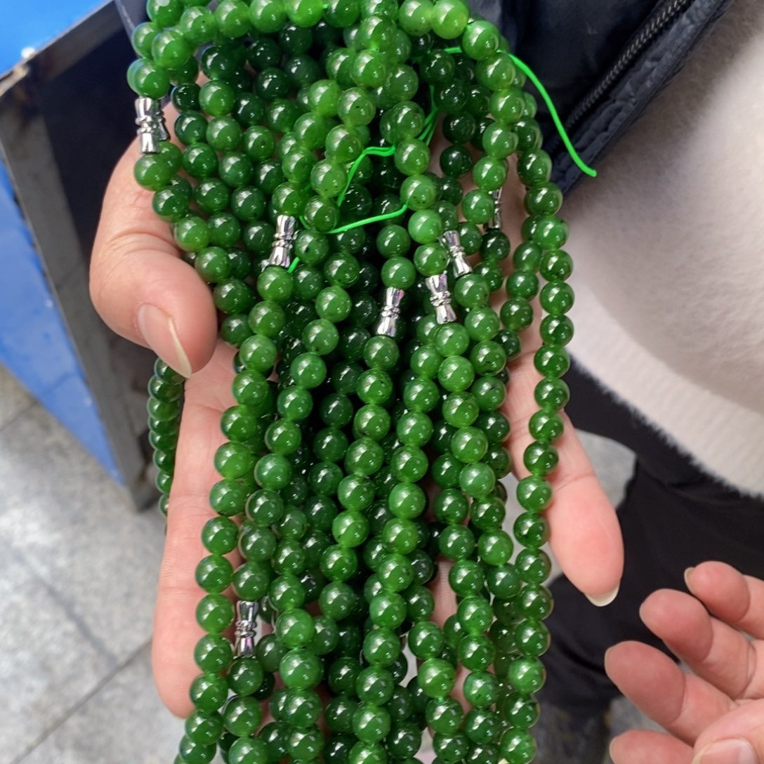 和田玉未镶嵌颈饰多样性拍一发一卡8左右有矿点