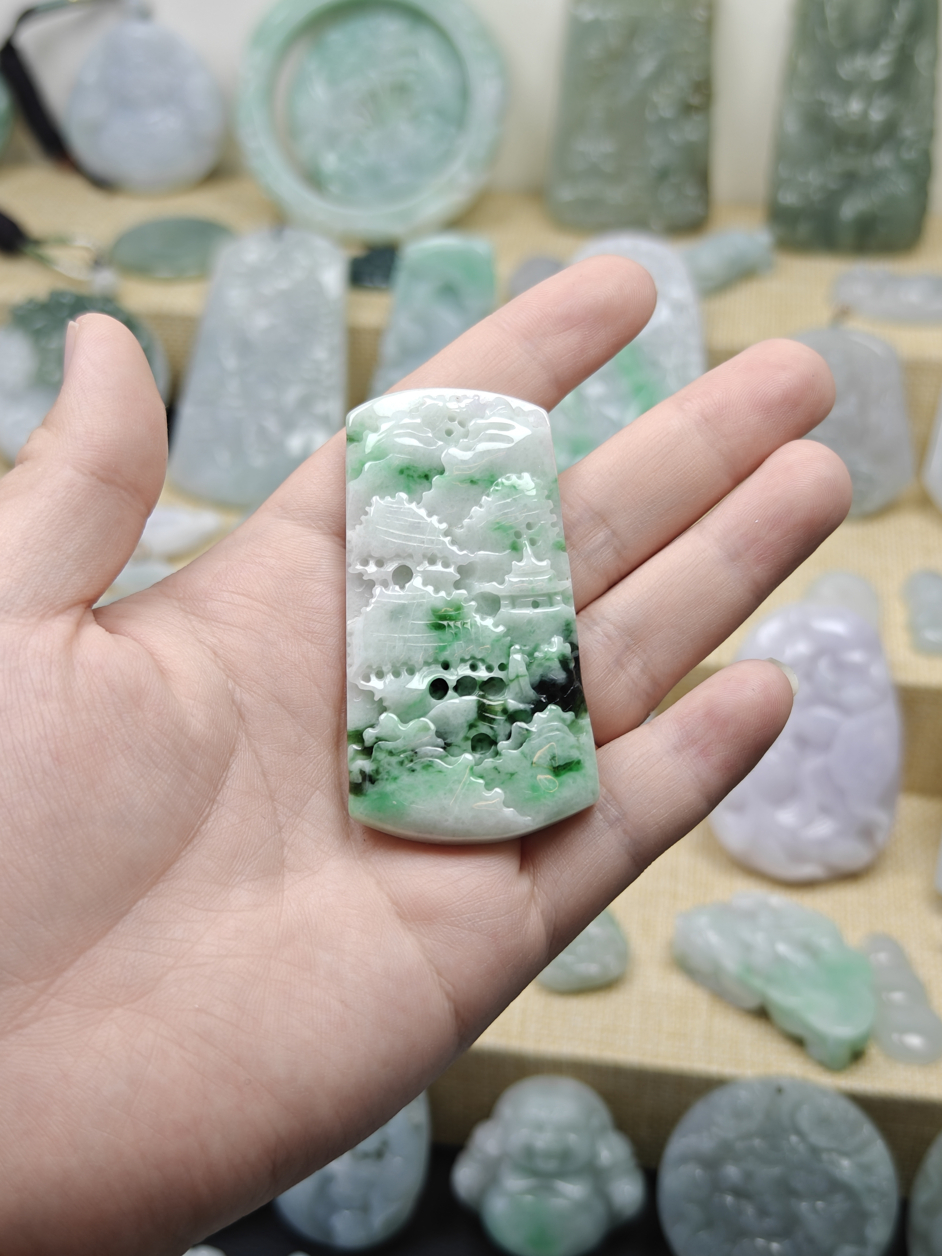 纯天然A货翡翠山水牌吊坠