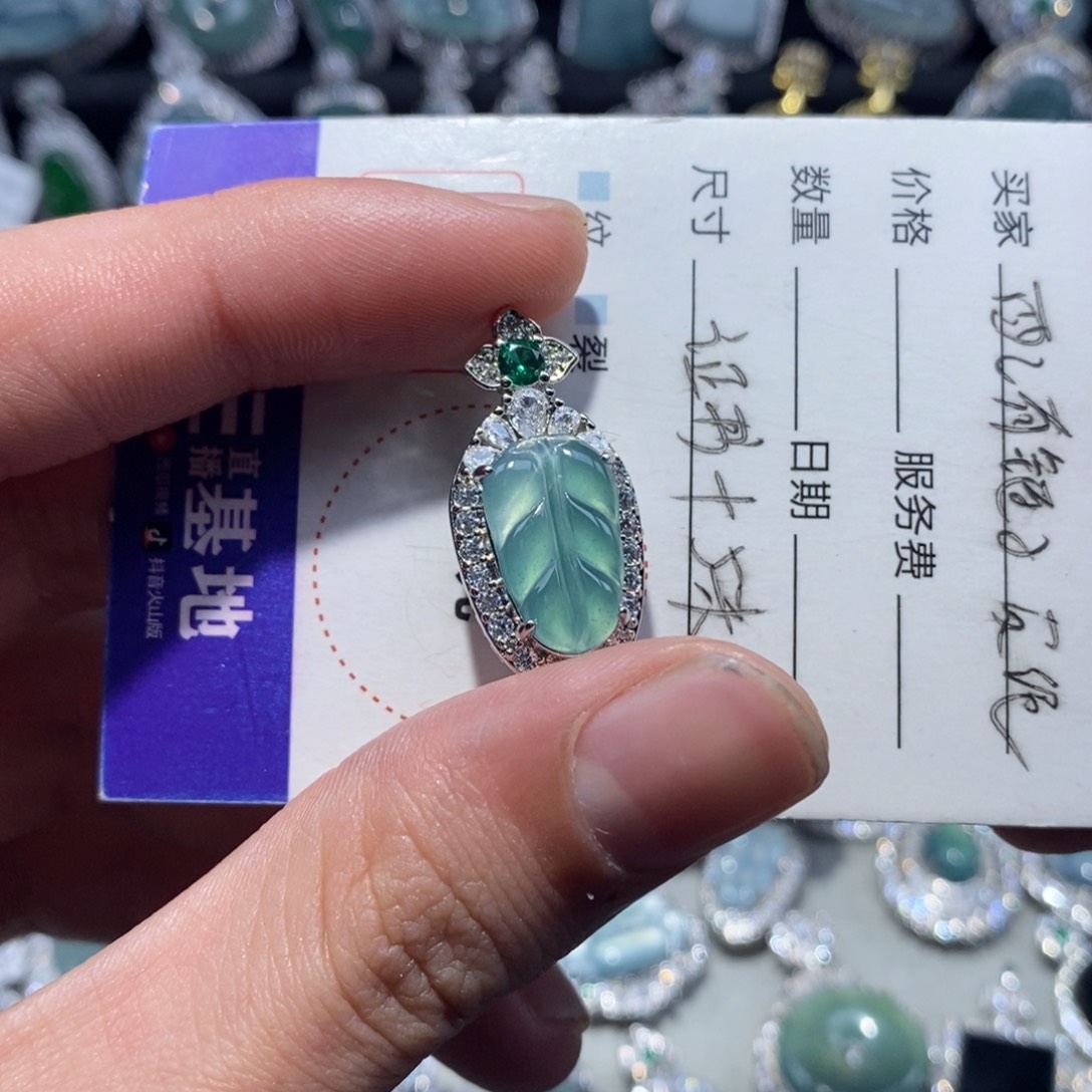 翡翠颈饰未镶嵌若**场翡翠