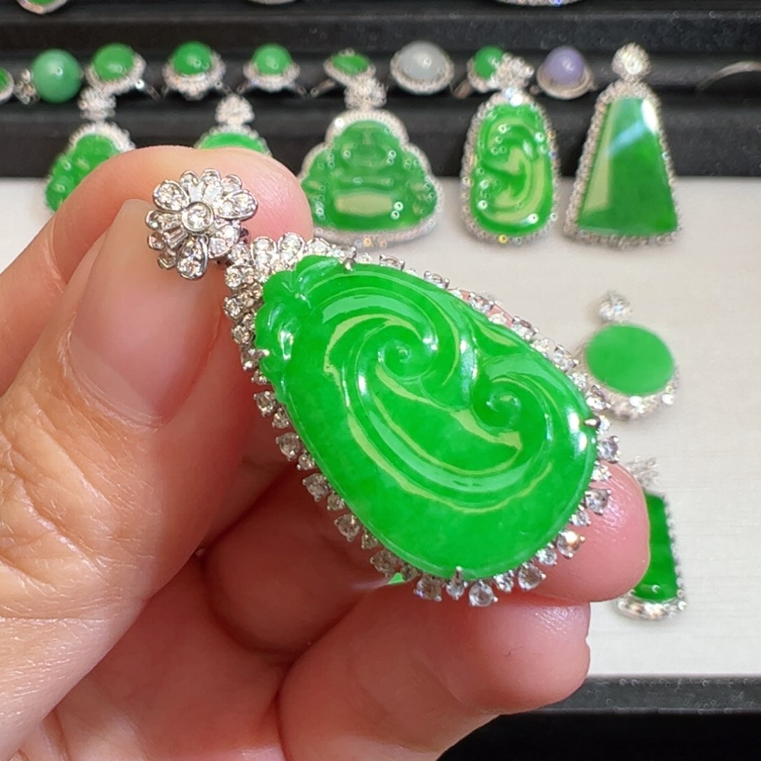 翡翠吊坠(不含链)18K金镶嵌美****室